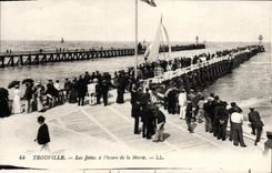 CPA Trouville les jetees a l'heure de la maree Bateau