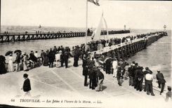 CPA Trouville les jetees a l'heure de la maree Bateau