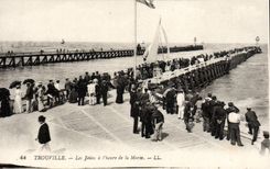 CPA Trouville les jetees a l'heure de la maree Bateau