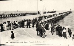 CPA Trouville les jetees a l'heure de la maree Bateau
