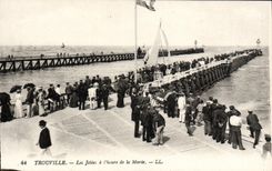 CPA Trouville les jetees a l'heure de la maree Bateau