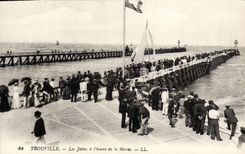 CPA Trouville les jetees a l'heure de la maree Bateau