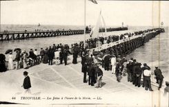 CPA Trouville les jetees a l'heure de la maree Bateau