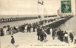 CPA Trouville les jetees a l'heure de la maree Bateau