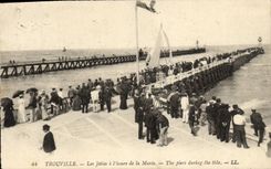 CPA Trouville les jetees a l'heure de la maree Bateau