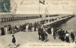 CPA Trouville les jetees a l'heure de la maree Bateau