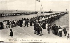Embarcaderos de Trouville de la POSTAL de la VENDIMIA por la linterna de la hora del barco de la marea