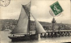CPA Trouville Entree des jetees Bateau