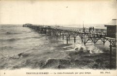 CPA Trouville sur mer la jetee promenade par gros temps