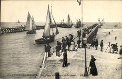 CPA Trouville sur mer Les jetees au moment de la maree Bateaux