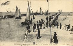 CPA Trouville sur mer Les jetees au moment de la maree Bateaux