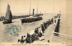 CPA Trouville sur mer Les jetees au moment de la maree Bateaux
