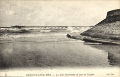 CPA Trouville sur mer La jetees promenade au jour de tempete