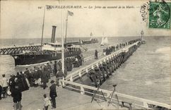 CPA Trouville sur mer Les jetees au moment de la maree Bateau