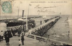 CPA Trouville sur mer Les jetees au moment de la maree Bateau