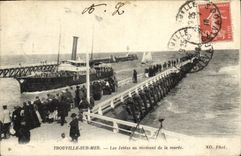 CPA Trouville sur mer Les jetees au moment de la maree Bateau