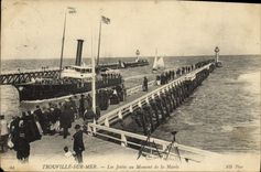 CPA Trouville sur mer Les jetees au moment de la maree Bateaux