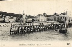 CPA Trouville sur mer La jetee et la casino Bateau 