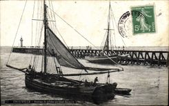 CPA Trouville Bateau de peche sortant du port