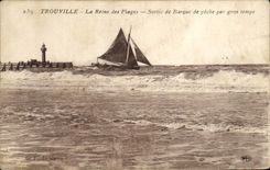 CPA Trouville La reine des plages sortie de barque de peche par gros temps Bateau