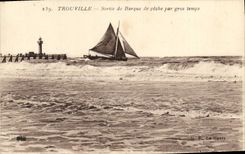 CPA Trouville La reine des plages sortie de barque de peche par gros temps Bateau