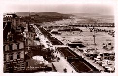 CPM Trouville la reine des plage la plage et les jardins
