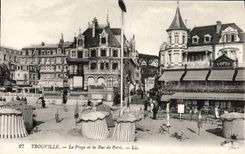 CPA Trouville La plage et la rue de paris