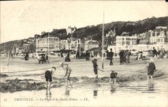 CPA Trouville La plage et les roches noires Enfants