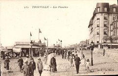 CPA Trouville Les planches