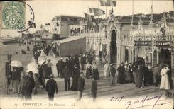 CPA Trouville Les planches