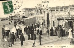 CPA Trouville Les planches