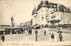 CPA Trouville Les planches