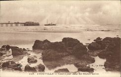 CPA Trouville Contre jour dans les roches noires