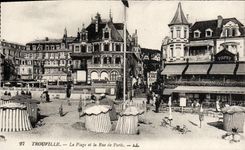CPA Trouville Le plage et la rue de paris