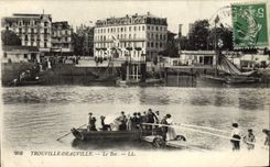 CPA Trouville Deauville Le bac Bateaux