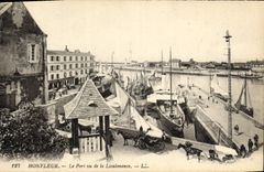 CPA Honfleur Le Port Vu de la Lieutenance Bateaux