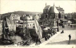 CPA Honfleur La Lieutenance et le Port Bateaux
