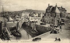 CPA Honfleur La Lieutenance et le Port Bateaux