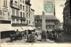 CPA Honfleur Place de l'Obelisque Cheval