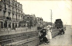CPA Houlgate La Terrasse et l'Hotel Imbert Train 