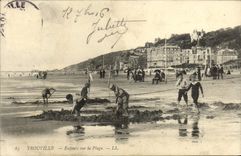 CPA Trouville Enfants sur la Plage 