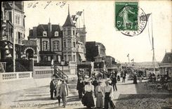 VINTAGE POSTCARD Trouville Boards Close to the street of Paris