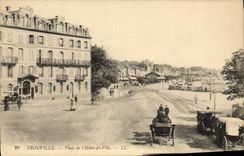 CPA Trouville Place De L'Hotel de Ville