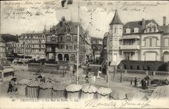 CPA Trouville La Rue De Paris