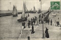 VINTAGE POSTCARD Trouville piers at the time of the tide Boats