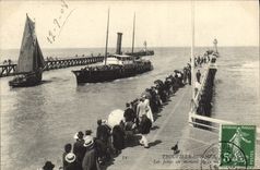 CPA Trouville Sur Mer les jetees au moment de la maree Bateaux 