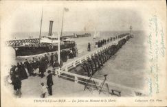 CPA Trouville Sur Mer Les jetees au moment de la maree Bateaux