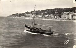 CPM Trouville Deauville barques de peche et la plage