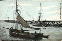 CPA Trouville Bateau de peche sortant du port