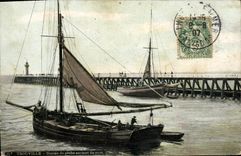 CPA Trouville Bateau de peche sortant du port